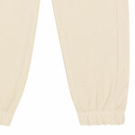 Schattige beige joggingbroek uit de Happy with You collectie van Frogs and Dogs. Het broekje is gemaakt van heerlijk zacht katoen en zit supercomfortabel. De broek heeft twee steekzakjes aan de voorkant en twee nep kontzakjes aan de achterkant. Op een van de achterzakjes zit een geborduurde, blauwe smiley die ondeugend knipoogt — een speels detail!