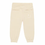 Schattige beige joggingbroek uit de Happy with You collectie van Frogs and Dogs. Het broekje is gemaakt van heerlijk zacht katoen en zit supercomfortabel. De broek heeft twee steekzakjes aan de voorkant en twee nep kontzakjes aan de achterkant. Op een van de achterzakjes zit een geborduurde, blauwe smiley die ondeugend knipoogt — een speels detail!