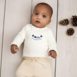 Frogs and Dogs baby joggingbroek beige met geborduurde smiley op achterzakje uit de Happy with You collectie