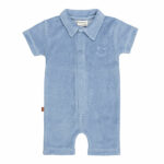 Deze schattige lichtblauwe onesie Smile uit de Happy with You collectie van Frogs and Dogs is perfect voor de zomer! Het pakje is gemaakt van heerlijk zachte badstof, wat zorgt voor ultiem comfort tijdens warme dagen. Met de korte mouwen en korte pijpjes is deze onesie ideaal voor zonnige avonturen. De leuke polokraag geeft het pakje een stijlvolle en speelse uitstraling. Perfect voor je kleintje om in te spelen, kruipen en ontdekken!