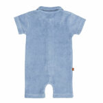 Deze schattige lichtblauwe onesie Smile uit de Happy with You collectie van Frogs and Dogs is perfect voor de zomer! Het pakje is gemaakt van heerlijk zachte badstof, wat zorgt voor ultiem comfort tijdens warme dagen. Met de korte mouwen en korte pijpjes is deze onesie ideaal voor zonnige avonturen. De leuke polokraag geeft het pakje een stijlvolle en speelse uitstraling. Perfect voor je kleintje om in te spelen, kruipen en ontdekken!