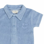 Deze schattige lichtblauwe onesie Smile uit de Happy with You collectie van Frogs and Dogs is perfect voor de zomer! Het pakje is gemaakt van heerlijk zachte badstof, wat zorgt voor ultiem comfort tijdens warme dagen. Met de korte mouwen en korte pijpjes is deze onesie ideaal voor zonnige avonturen. De leuke polokraag geeft het pakje een stijlvolle en speelse uitstraling. Perfect voor je kleintje om in te spelen, kruipen en ontdekken!