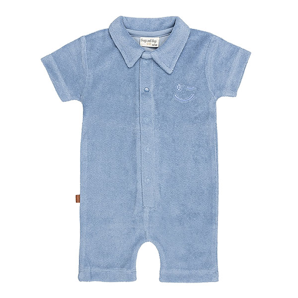 Deze schattige lichtblauwe onesie Smile uit de Happy with You collectie van Frogs and Dogs is perfect voor de zomer! Het pakje is gemaakt van heerlijk zachte badstof, wat zorgt voor ultiem comfort tijdens warme dagen. Met de korte mouwen en korte pijpjes is deze onesie ideaal voor zonnige avonturen. De leuke polokraag geeft het pakje een stijlvolle en speelse uitstraling. Perfect voor je kleintje om in te spelen, kruipen en ontdekken!