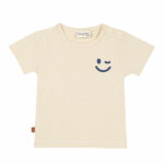 Dit schattige beige t-shirtje Smile met korte mouwen komt uit de Happy with You collectie van Frogs and Dogs. Het shirtje heeft op borsthoogte een een geprinte knipogende smile – een vrolijke en speelse detail!