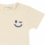 Dit schattige beige t-shirtje Smile met korte mouwen komt uit de Happy with You collectie van Frogs and Dogs. Het shirtje heeft op borsthoogte een een geprinte knipogende smile – een vrolijke en speelse detail!