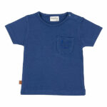 Dit schattige donkerblauwe t-shirt met korte mouwen komt uit de Happy with You collectie van Frogs and Dogs. Het shirtje heeft op borsthoogte een klein zakje, waar een knipogende smile is geborduurd – een vrolijke en speelse detail! De schouder is voorzien van handige drukknoopjes, wat het aan- en uitkleden extra makkelijk maakt.