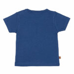 Dit schattige donkerblauwe t-shirt met korte mouwen komt uit de Happy with You collectie van Frogs and Dogs. Het shirtje heeft op borsthoogte een klein zakje, waar een knipogende smile is geborduurd – een vrolijke en speelse detail! De schouder is voorzien van handige drukknoopjes, wat het aan- en uitkleden extra makkelijk maakt.
