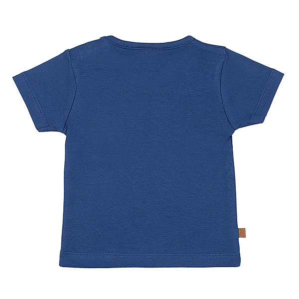 Dit schattige donkerblauwe t-shirt met korte mouwen komt uit de Happy with You collectie van Frogs and Dogs. Het shirtje heeft op borsthoogte een klein zakje, waar een knipogende smile is geborduurd – een vrolijke en speelse detail! De schouder is voorzien van handige drukknoopjes, wat het aan- en uitkleden extra makkelijk maakt.