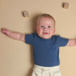 Frogs-and-Dogs-t-shirt-korte-mouw-donkerblauw-borstzakje-smile