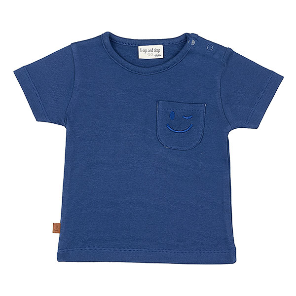 Dit schattige donkerblauwe t-shirt met korte mouwen komt uit de Happy with You collectie van Frogs and Dogs. Het shirtje heeft op borsthoogte een klein zakje, waar een knipogende smile is geborduurd – een vrolijke en speelse detail! De schouder is voorzien van handige drukknoopjes, wat het aan- en uitkleden extra makkelijk maakt.