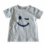 Dit schattige crèmekleurige t-shirtje Smile met korte mouwen komt uit de Happy with You collectie van Frogs and Dogs. Het shirtje heeft op de voorzijde een grote geprinte knipogende smile – een vrolijke en speelse detail!