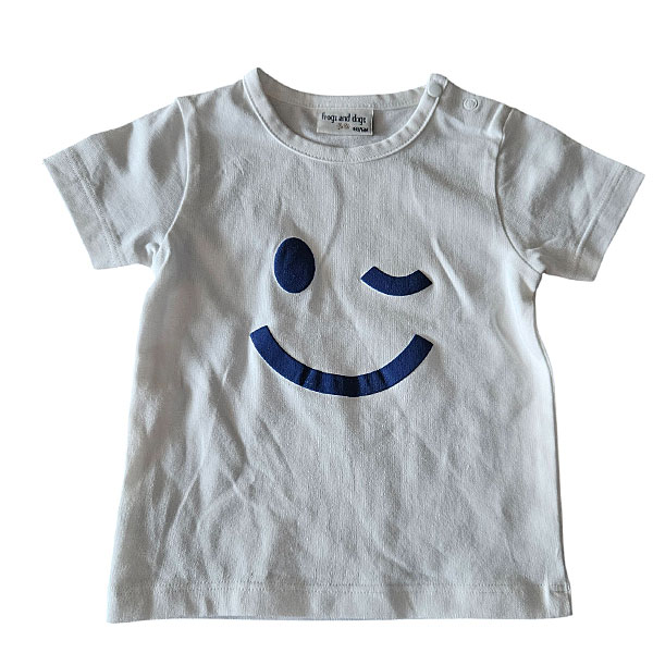 Dit schattige crèmekleurige t-shirtje Smile met korte mouwen komt uit de Happy with You collectie van Frogs and Dogs. Het shirtje heeft op de voorzijde een grote geprinte knipogende smile – een vrolijke en speelse detail!