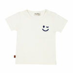 Dit schattige crèmekleurige t-shirtje Smile met korte mouwen komt uit de Happy with You collectie van Frogs and Dogs. Het shirtje heeft op borsthoogte een een geprinte knipogende smile – een vrolijke en speelse detail!