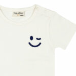 Dit schattige crèmekleurige t-shirtje Smile met korte mouwen komt uit de Happy with You collectie van Frogs and Dogs. Het shirtje heeft op borsthoogte een een geprinte knipogende smile – een vrolijke en speelse detail!
