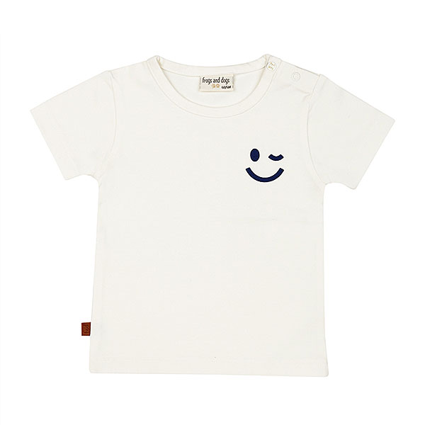 Dit schattige crèmekleurige t-shirtje Smile met korte mouwen komt uit de Happy with You collectie van Frogs and Dogs. Het shirtje heeft op borsthoogte een een geprinte knipogende smile – een vrolijke en speelse detail!