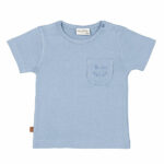 Dit schattige lichtblauwe t-shirt met korte mouwen komt uit de Happy with You collectie van Frogs and Dogs. Het shirtje heeft op borsthoogte een klein zakje, waar een knipogende smile is geborduurd – een vrolijke en speelse detail! De schouder is voorzien van handige drukknoopjes, wat het aan- en uitkleden extra makkelijk maakt.