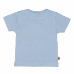 Dit schattige lichtblauwe t-shirt met korte mouwen komt uit de Happy with You collectie van Frogs and Dogs. Het shirtje heeft op borsthoogte een klein zakje, waar een knipogende smile is geborduurd – een vrolijke en speelse detail! De schouder is voorzien van handige drukknoopjes, wat het aan- en uitkleden extra makkelijk maakt.