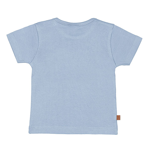 Dit schattige lichtblauwe t-shirt met korte mouwen komt uit de Happy with You collectie van Frogs and Dogs. Het shirtje heeft op borsthoogte een klein zakje, waar een knipogende smile is geborduurd – een vrolijke en speelse detail! De schouder is voorzien van handige drukknoopjes, wat het aan- en uitkleden extra makkelijk maakt.