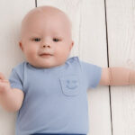 Frogs-and-Dogs-t-shirt-korte-mouw-lichtblauw-borstzakje-smile