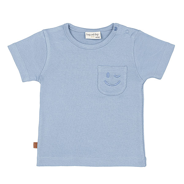 Dit schattige lichtblauwe t-shirt met korte mouwen komt uit de Happy with You collectie van Frogs and Dogs. Het shirtje heeft op borsthoogte een klein zakje, waar een knipogende smile is geborduurd – een vrolijke en speelse detail! De schouder is voorzien van handige drukknoopjes, wat het aan- en uitkleden extra makkelijk maakt.