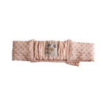 Dit lieve haarbandje in zalmroze komt uit de Summer Flowers collectie van Frogs and Dogs. Het baby haarbandje is gemaakt van heerlijk zacht katoen en heeft een effen kleur, wat het geheel een frisse, zomerse uitstraling geeft. Perfect om de outfit van jouw kleine meisje compleet te maken!