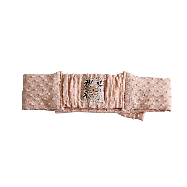 Dit lieve haarbandje in zalmroze komt uit de Summer Flowers collectie van Frogs and Dogs. Het baby haarbandje is gemaakt van heerlijk zacht katoen en heeft een effen kleur, wat het geheel een frisse, zomerse uitstraling geeft. Perfect om de outfit van jouw kleine meisje compleet te maken!