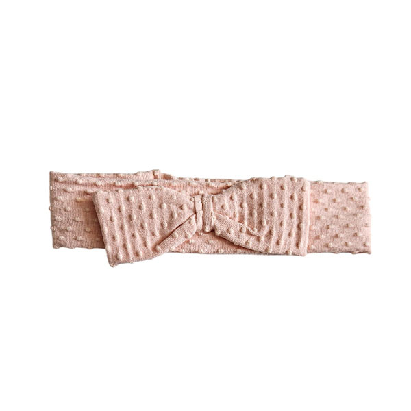 Dit lieve haarbandje in zalmroze komt uit de Summer Flowers collectie van Frogs and Dogs. Het baby haarbandje is gemaakt van heerlijk zacht katoen en heeft een effen kleur, wat het geheel een frisse, zomerse uitstraling geeft. Perfect om de outfit van jouw kleine meisje compleet te maken!