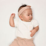 Dit schattige baby haarbandje in de zachte kleur Rose Smoke is een stijlvol accessoire uit de Summer Flowers collectie van Frogs and Dogs. Het baby haarbandje is gemaakt van heerlijk zacht katoen en heeft een effen kleur, wat het geheel een frisse, zomerse uitstraling geeft. Perfect om de outfit van jouw kleine meisje compleet te maken!