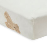 Met het mooie hoeslaken Teddy Bear in een gebroken witte kleur, uit de collectie van Jollein, creëer je een knusse en stijlvolle slaapomgeving. Het hoeslaken heeft een afmeting van 70 x 140 cm en is voorzien van een speelse all-over print met schattige bruine teddyberen.