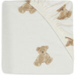 Met het mooie hoeslaken Teddy Bear in een gebroken witte kleur, uit de collectie van Jollein, creëer je een knusse en stijlvolle slaapomgeving. Het hoeslaken heeft een afmeting van 70 x 140 cm en is voorzien van een speelse all-over print met schattige bruine teddyberen.