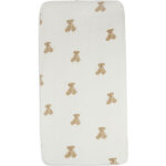 Met het mooie hoeslaken Teddy Bear in een gebroken witte kleur, uit de collectie van Jollein, creëer je een knusse en stijlvolle slaapomgeving. Het hoeslaken heeft een afmeting van 70 x 140 cm en is voorzien van een speelse all-over print met schattige bruine teddyberen.