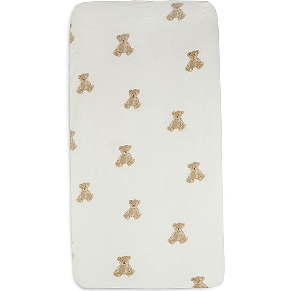 Met het mooie hoeslaken Teddy Bear in een gebroken witte kleur, uit de collectie van Jollein, creƫer je een knusse en stijlvolle slaapomgeving. Het hoeslaken heeft een afmeting van 70 x 140 cm en is voorzien van een speelse all-over print met schattige bruine teddyberen.