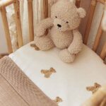 Jollein hoeslaken Teddy Bear collectie 70x140 cm met bruine teddyberen op gebroken witte achtergrond van zachte jersey stof.