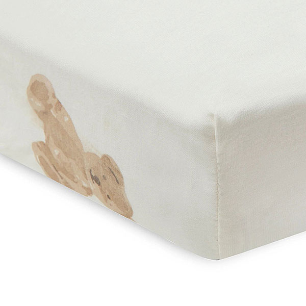 Met het mooie hoeslaken Teddy Bear in een gebroken witte kleur, uit de collectie van Jollein, creƫer je een knusse en stijlvolle slaapomgeving. Het hoeslaken heeft een afmeting van 70 x 140 cm en is voorzien van een speelse all-over print met schattige bruine teddyberen.