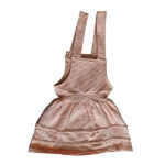 Dit lieve Bubble jurkje in zalmroze komt uit de Summer Flowers-collectie van Frogs and Dogs. Het jurkje is mouwloos en heeft schouderbanden. De elastische tailleband van dezelfde stof zorgt voor een mooi getailleerd effect. Aan de onderzijde van het rokje zijn twee stukjes kant gestikt. Gemaakt van een luchtige stof met een speels bubbeltjespatroon. Perfect voor een zomerse, schattige look!