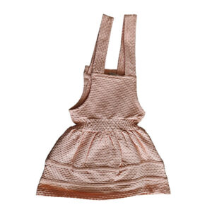 Dit lieve Bubble jurkje in zalmroze komt uit de Summer Flowers-collectie van Frogs and Dogs. Het jurkje is mouwloos en heeft schouderbanden. De elastische tailleband van dezelfde stof zorgt voor een mooi getailleerd effect. Aan de onderzijde van het rokje zijn twee stukjes kant gestikt. Gemaakt van een luchtige stof met een speels bubbeltjespatroon. Perfect voor een zomerse, schattige look!