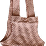 Dit lieve Bubble jurkje in zalmroze komt uit de Summer Flowers-collectie van Frogs and Dogs. Het jurkje is mouwloos en heeft schouderbanden. De elastische tailleband van dezelfde stof zorgt voor een mooi getailleerd effect. Aan de onderzijde van het rokje zijn twee stukjes kant gestikt. Gemaakt van een luchtige stof met een speels bubbeltjespatroon. Perfect voor een zomerse, schattige look!