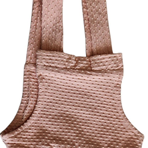Dit lieve Bubble jurkje in zalmroze komt uit de Summer Flowers-collectie van Frogs and Dogs. Het jurkje is mouwloos en heeft schouderbanden. De elastische tailleband van dezelfde stof zorgt voor een mooi getailleerd effect. Aan de onderzijde van het rokje zijn twee stukjes kant gestikt. Gemaakt van een luchtige stof met een speels bubbeltjespatroon. Perfect voor een zomerse, schattige look!