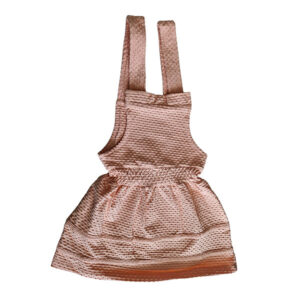 Dit lieve Bubble jurkje in zalmroze komt uit de Summer Flowers-collectie van Frogs and Dogs. Het jurkje is mouwloos en heeft schouderbanden. De elastische tailleband van dezelfde stof zorgt voor een mooi getailleerd effect. Aan de onderzijde van het rokje zijn twee stukjes kant gestikt. Gemaakt van een luchtige stof met een speels bubbeltjespatroon. Perfect voor een zomerse, schattige look!