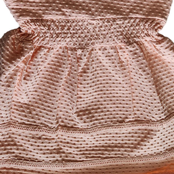 Dit lieve Bubble jurkje in zalmroze komt uit de Summer Flowers-collectie van Frogs and Dogs. Het jurkje is mouwloos en heeft schouderbanden. De elastische tailleband van dezelfde stof zorgt voor een mooi getailleerd effect. Aan de onderzijde van het rokje zijn twee stukjes kant gestikt. Gemaakt van een luchtige stof met een speels bubbeltjespatroon. Perfect voor een zomerse, schattige look!