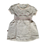 Dit prachtige Gold Glitter jurkje uit de All Collection Summer van Frogs and Dogs straalt pure elegantie uit. Het is gemaakt van crèmekleurige stof met subtiele, gestippelde streepjes met goudglitter. De elastische tailleband, gestikt met roze garen, zorgt voor een mooie pasvorm en extra comfort. Net boven deze rand zijn schattige hartjes geborduurd.