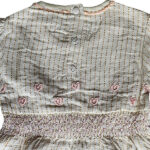 Dit prachtige Gold Glitter jurkje uit de All Collection Summer van Frogs and Dogs straalt pure elegantie uit. Het is gemaakt van crèmekleurige stof met subtiele, gestippelde streepjes met goudglitter. De elastische tailleband, gestikt met roze garen, zorgt voor een mooie pasvorm en extra comfort. Net boven deze rand zijn schattige hartjes geborduurd.