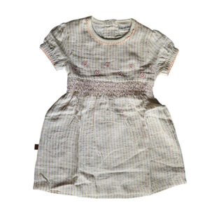 Dit prachtige Gold Glitter jurkje uit de All Collection Summer van Frogs and Dogs straalt pure elegantie uit. Het is gemaakt van crèmekleurige stof met subtiele, gestippelde streepjes met goudglitter. De elastische tailleband, gestikt met roze garen, zorgt voor een mooie pasvorm en extra comfort. Net boven deze rand zijn schattige hartjes geborduurd.