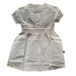 Dit prachtige Gold Glitter jurkje uit de All Collection Summer van Frogs and Dogs straalt pure elegantie uit. Het is gemaakt van crèmekleurige stof met subtiele, gestippelde streepjes met goudglitter. De elastische tailleband, gestikt met roze garen, zorgt voor een mooie pasvorm en extra comfort. Net boven deze rand zijn schattige hartjes geborduurd.