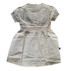 Dit prachtige Gold Glitter jurkje uit de All Collection Summer van Frogs and Dogs straalt pure elegantie uit. Het is gemaakt van crèmekleurige stof met subtiele, gestippelde streepjes met goudglitter. De elastische tailleband, gestikt met roze garen, zorgt voor een mooie pasvorm en extra comfort. Net boven deze rand zijn schattige hartjes geborduurd.