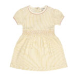 Dit prachtige Gold Glitter jurkje komt uit de All Collection van Frogs and Dogs en straalt pure elegantie uit. Het is uitgevoerd in de kleur Sheer Pink, een subtiele beige tint met een vleugje roze. De fijne gouden strepen, geweven met glinsterend gouddraad, geven het jurkje een sierlijke en feestelijke uitstraling.