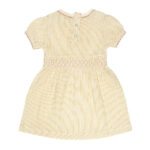 Dit prachtige Gold Glitter jurkje komt uit de All Collection van Frogs and Dogs en straalt pure elegantie uit. Het is uitgevoerd in de kleur Sheer Pink, een subtiele beige tint met een vleugje roze. De fijne gouden strepen, geweven met glinsterend gouddraad, geven het jurkje een sierlijke en feestelijke uitstraling.