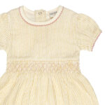 Dit prachtige Gold Glitter jurkje komt uit de All Collection van Frogs and Dogs en straalt pure elegantie uit. Het is uitgevoerd in de kleur Sheer Pink, een subtiele beige tint met een vleugje roze. De fijne gouden strepen, geweven met glinsterend gouddraad, geven het jurkje een sierlijke en feestelijke uitstraling.