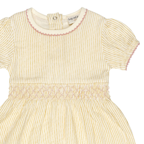Dit prachtige Gold Glitter jurkje komt uit de All Collection van Frogs and Dogs en straalt pure elegantie uit. Het is uitgevoerd in de kleur Sheer Pink, een subtiele beige tint met een vleugje roze. De fijne gouden strepen, geweven met glinsterend gouddraad, geven het jurkje een sierlijke en feestelijke uitstraling.