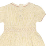 Dit prachtige Gold Glitter jurkje komt uit de All Collection van Frogs and Dogs en straalt pure elegantie uit. Het is uitgevoerd in de kleur Sheer Pink, een subtiele beige tint met een vleugje roze. De fijne gouden strepen, geweven met glinsterend gouddraad, geven het jurkje een sierlijke en feestelijke uitstraling.